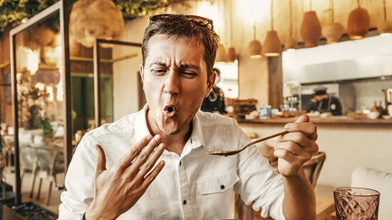 5 Langkah Mudah Merawat Lidah Setelah Makan Pedas